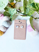 Load image into Gallery viewer, 90’s lite bright heart stud