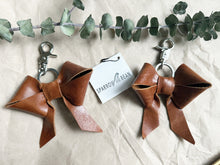 Load image into Gallery viewer, Light shine brown leather bow keychain
